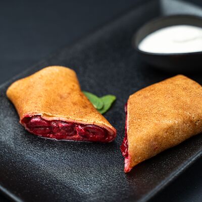 Блин с вишней в Два веселых гуся по цене 250 ₽