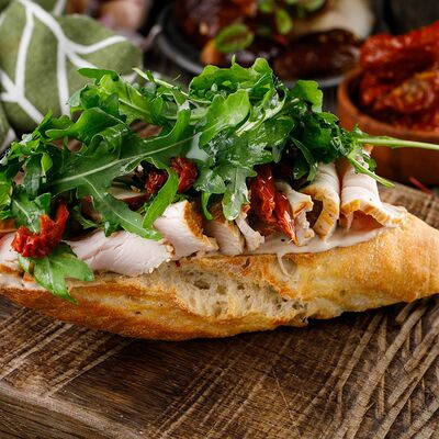 Брускетта с индейкой, грибным соусом и вялеными томатами в Пряности & Радости на Васильевском по цене 340