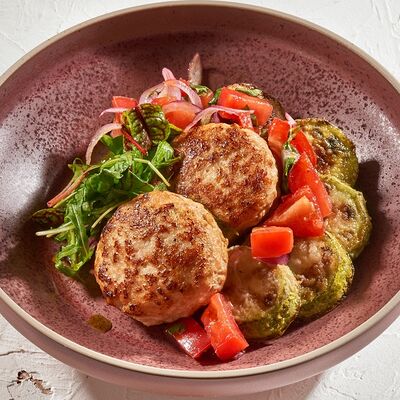 Котлетки из сочной индейки с жареными садовыми кабачками в Мадлоби по цене 630 ₽