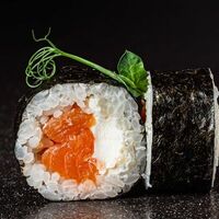 Норимак с лососем и сыром в Art Sushi