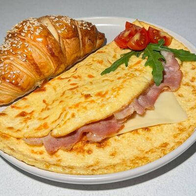 Омлет с беконом и круассаном в ЛАВ Круассан по цене 490 ₽