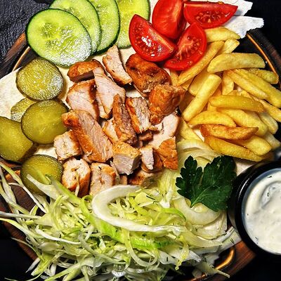 Шаурма свиная на тарелке в Шашлыки и Шаурма по цене 489 ₽