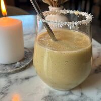 Бананово-манговый смузи в Veg Harmony Cafe