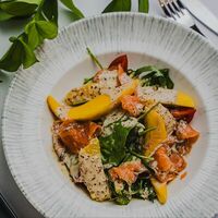 Шеф-салат с лососем слабой соли, манго и апельсином в Дача