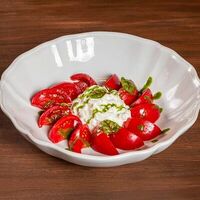 Розовые томаты со страчателлой и сусом песто в Лари