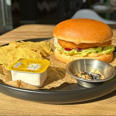 Копченый чикен бургер с чипсами начос в Rigatoni по цене 619 ₽