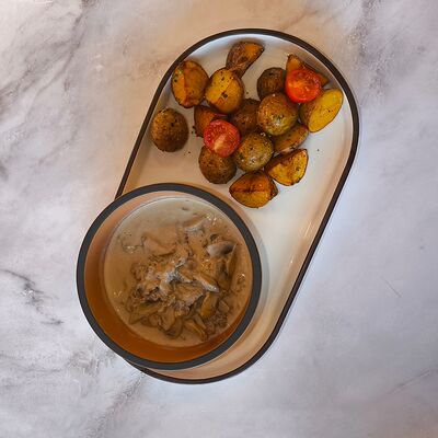 Бефстроганов с грибами и запечённым картофелемв Птичка по цене 700 ₽