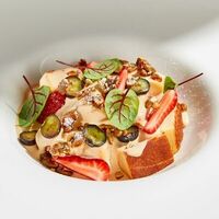 Бисквит с муссом из варёной сгущенки в Гастробар DOM