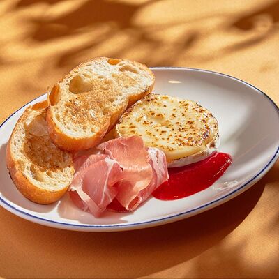 Жареный камамберв BBQ Beer Restaurant по цене 1140 ₽