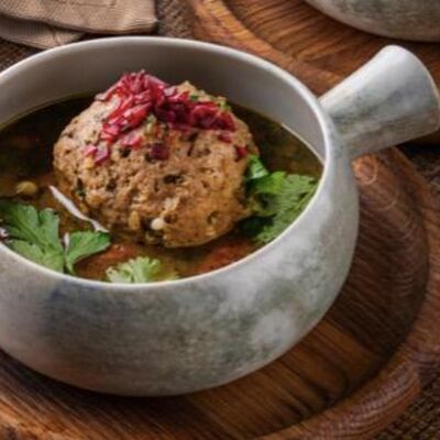 Кавказский кюфте-бозбаш с нутом и гигантской фрикаделькой в Мамули по цене 790 ₽