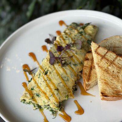 Омлет с зеленью и хрустящим тостом в Pellegrino по цене 395 ₽