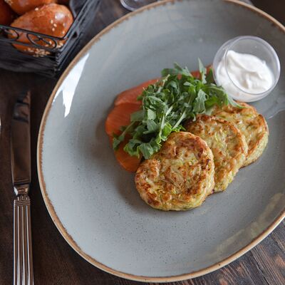 Драники из кабачков со слабосоленой семгой в Старый город по цене 450