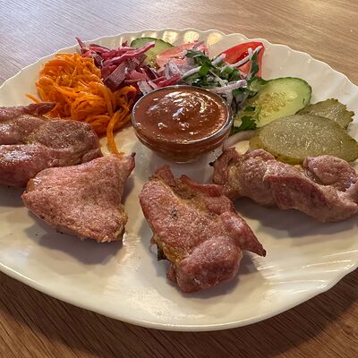 Шашлык из свинины на тарелке в Бакинский кебаб по цене 550 ₽