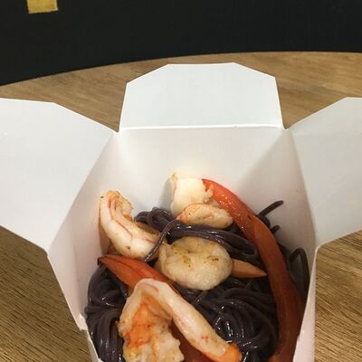 Черная лапша с креветками в Deep Tasty по цене 460