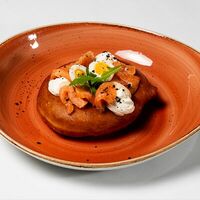 Питерская пышка с лососем и творожным соусом в Ресто-бар Питер