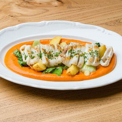 Кальмар с соусом Ромеско и овощами в Разжигатели по цене 990 ₽