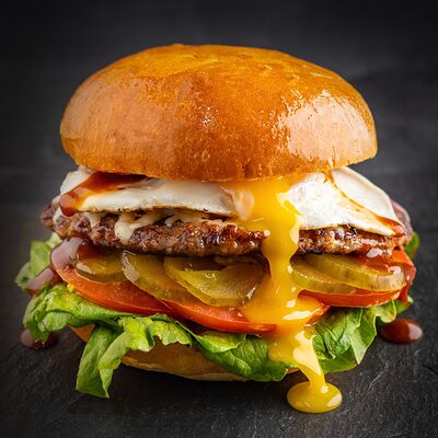 Бургер Копчёный с говядиной и яйцом в Тёрка по цене 713 ₽