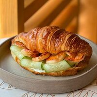 Круассан с креветками в Кафе Май