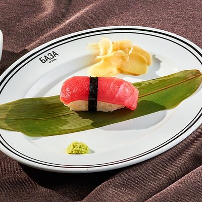 Суши с тунцом в База по цене 250 ₽
