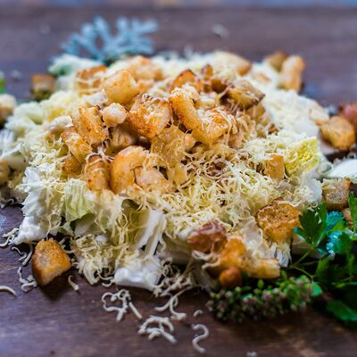 Салат из капусты с курицей и соусом Цезарь в Толстый Goose по цене 350 ₽