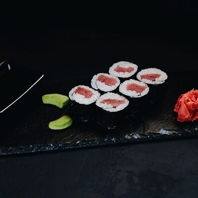 Хосомаки холодные с лососем в Enjoy по цене 339 ₽