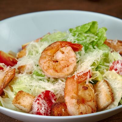 Салат Цезарь с тигровыми креветками в Пицца паста и баста по цене 399 ₽