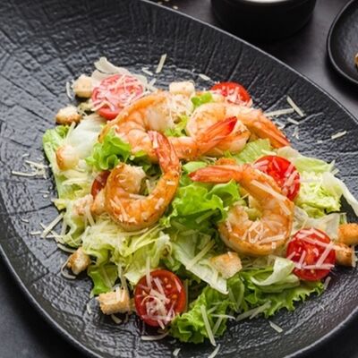 Цезарь с креветками в Жарим на углях по цене 570 ₽
