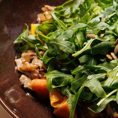 Салат с маринованной мускатной тыквой, манго и томленым гусем в Гастрономический ресторан Москва по цене 770 ₽