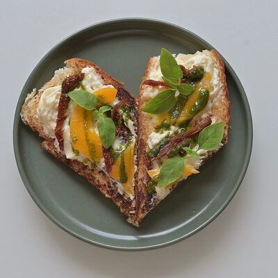 Брускетта с персиками, страчателлой, вялеными томатами и песто в Bucho по цене 300 ₽