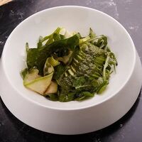 Зеленый салат со шпинатом и эдамаме в Anooka