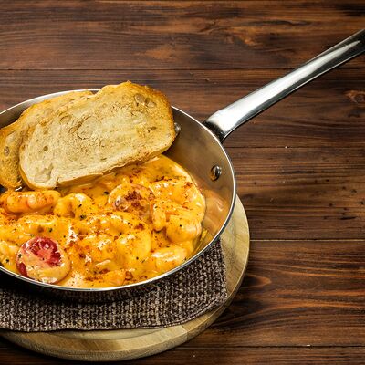 Жареные креветки, соус свит-чеддер, чиабатта в Трактир Колесо по цене 984 ₽