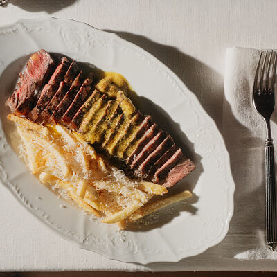 Стриплойн Кафе де Пари с картофелем фри в Salone pasta & bar по цене 2690 ₽