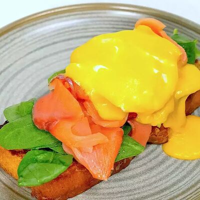 Бенедикт с лососем в Tao Sushi Lab по цене 840 ₽