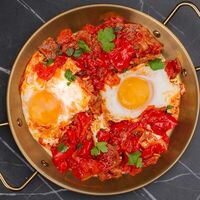 Шакшука с беконом из мраморной говядины в Лакс+