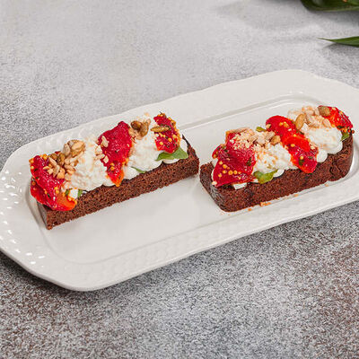 Тост с печеным перцем, страчателлой и томатным песто в Family Grill по цене 380 ₽