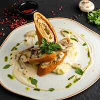 Куриный штрудель с картофельным пюре и грибным соусом в Сытый Лось