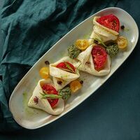 Томаты с сыром сулугуни и соусом песто в Ели шумели