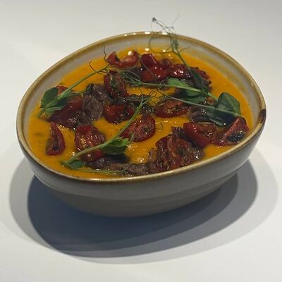 Суп-пюре чечевичный с вялеными томатами и томленой говядиной в ОГОРОДБАР по цене 450 ₽