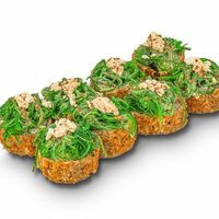 Жареный ролл с чукой в Дарк лава