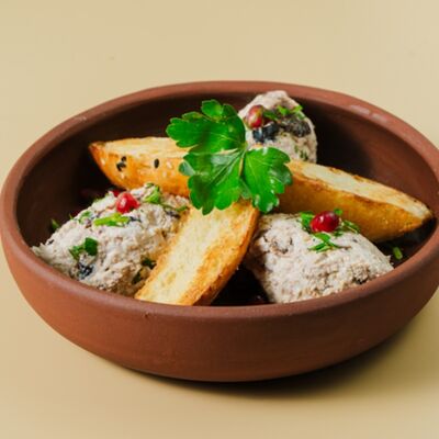 Салат с курицей, черносливом и грецким орехом в Suli & Co по цене 350 ₽