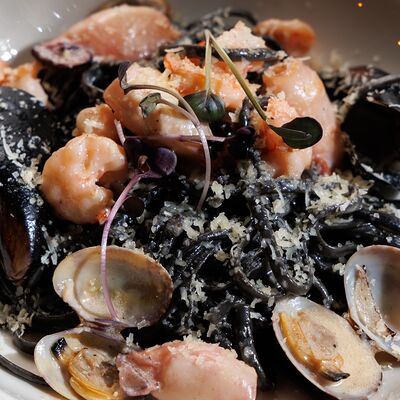 Черная паста с морепродуктами в Гастрономический ресторан Москва по цене 1430 ₽