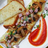 С грибами и ветчиной глазунья в Сырник