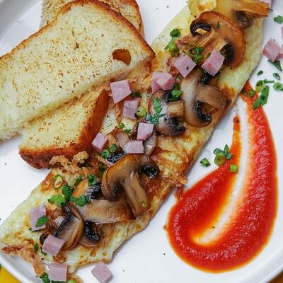 С грибами и ветчиной глазунья в Сырник по цене 430 ₽