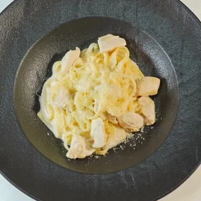 Паста с куриным филе в сливочном соусе в Edateca по цене 450 ₽