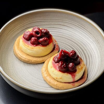 Сырники с кремом из заварной сгущенки и вишней в Нобель по цене 290 ₽