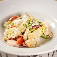 Цезарь с куриной грудкой в Papi