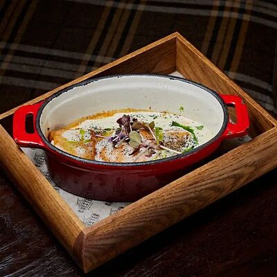 Лазанья с рваной свининой и угольными сливками в Chester по цене 638 ₽