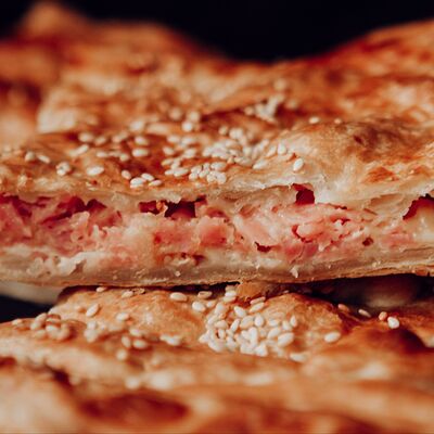 Пирог слоенный ветчина-сыр прямо из печки в Хлеборезов по цене 1250 ₽