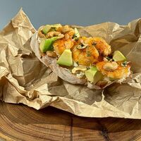 Брускетта с креветкой, кешью и цитрусовым соусом в Voodoo bar