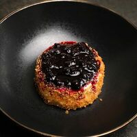 Чизкейк с соусом из чёрной смородины в Рестобар Гриль 39